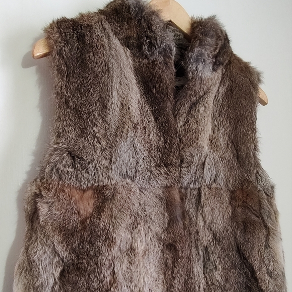 Chic Rabbit Fur Vest in Earthy Tones with Hook Closure and Pockets - Picture 2 of 9